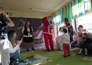 Bartuś odbiera prezent od Świętego Mikołaja